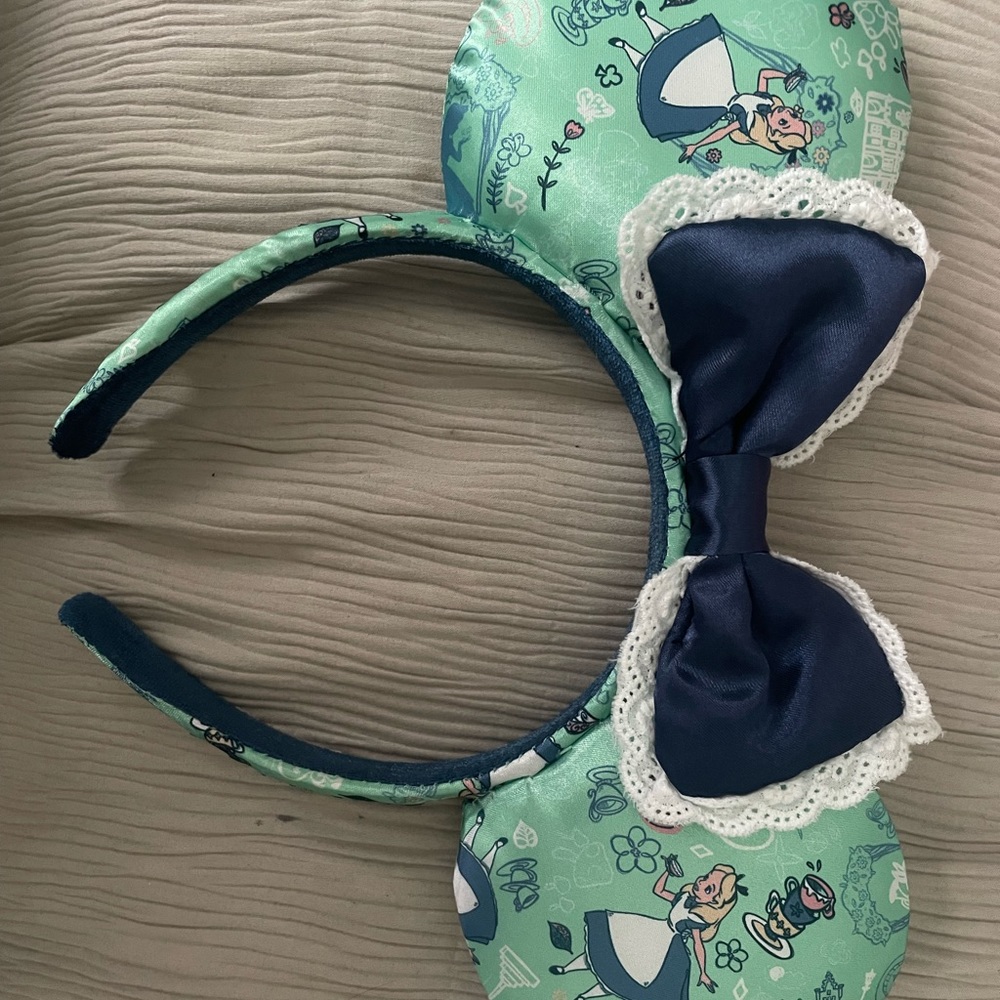 WDW 2022 Alice in Wonderland Minnie Ears Headband